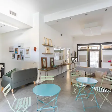 Gasthuis Little Square Arona