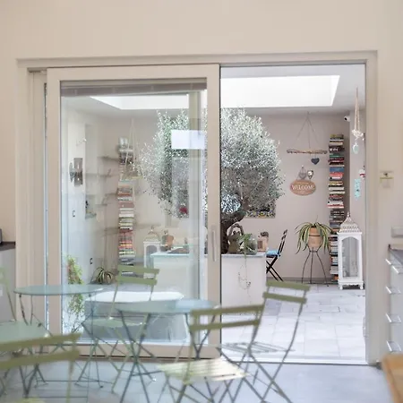 Little Square Gasthuis Arona