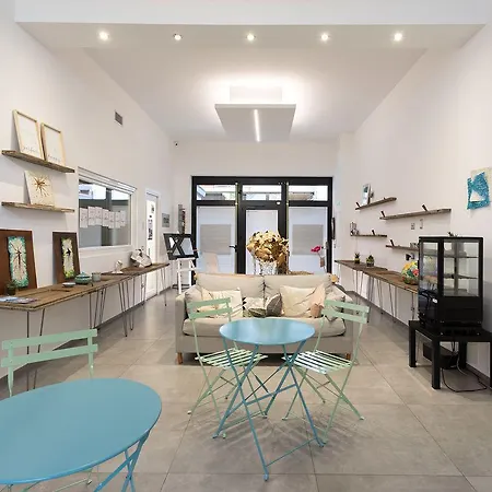 Little Square Gasthuis Arona