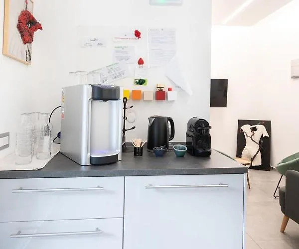 Little Square ארונה