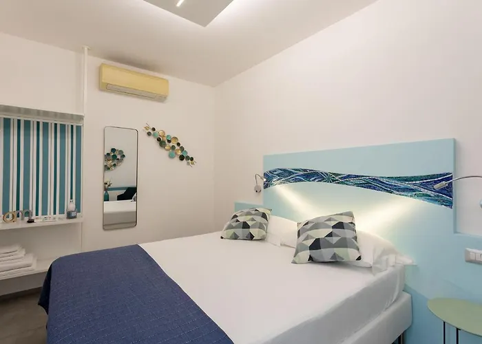 Little Square ארונה