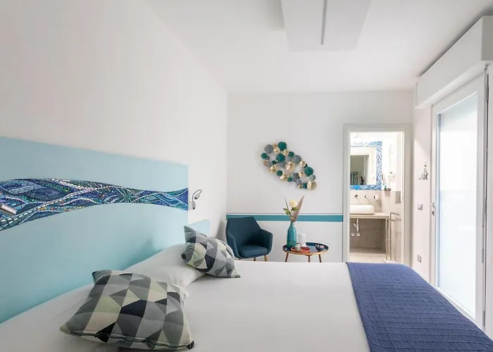 Konukevi Little Square 3*