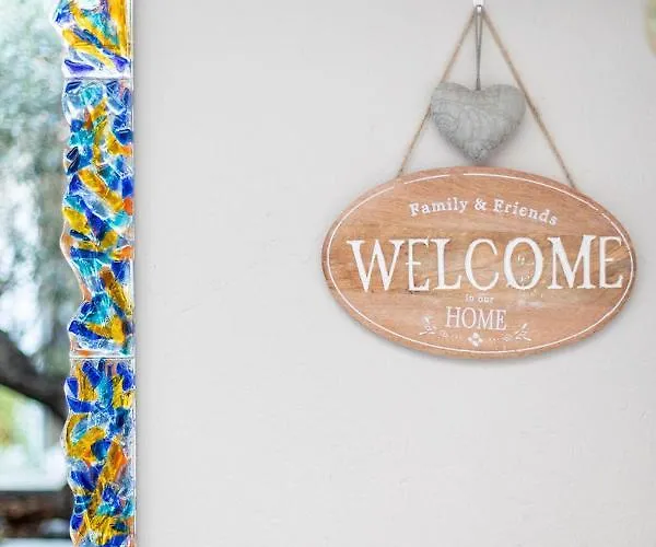 Little Square ארונה