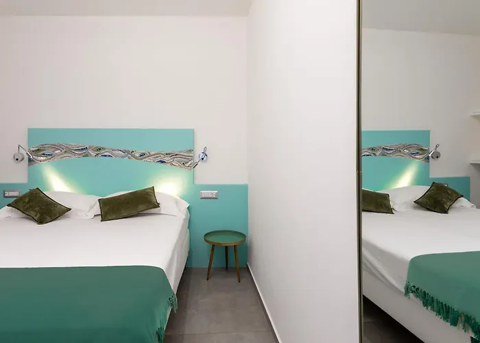 Little Square Konukevi