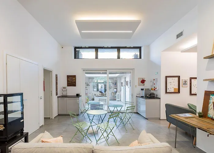 Little Square Konukevi