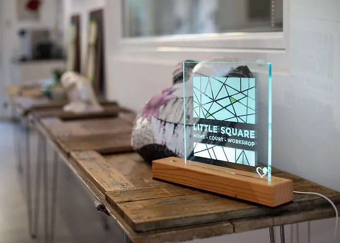 Little Square בית הארחה ארונה