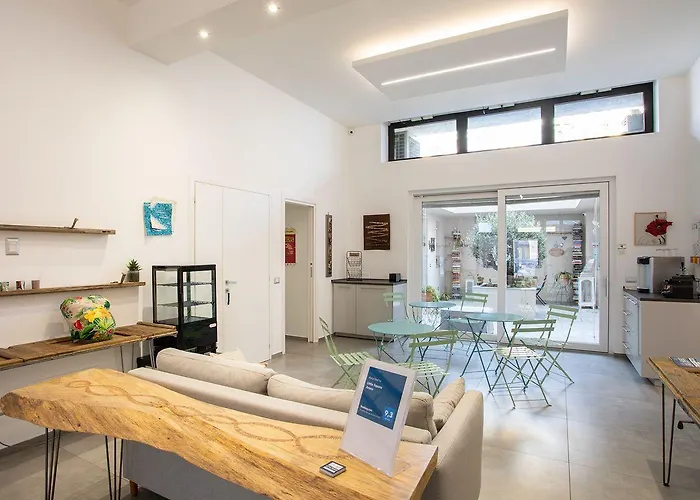 Little Square Konukevi