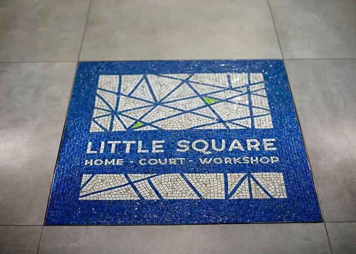 Little Square Konukevi